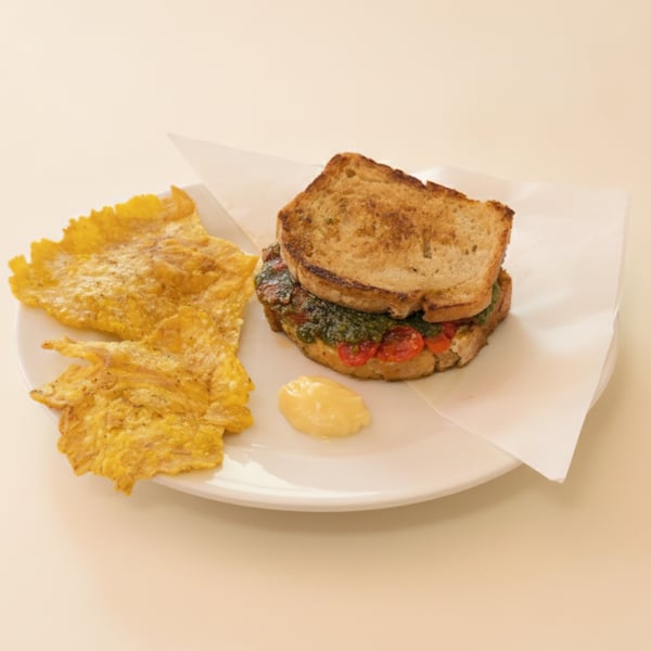 Sándwich Pesto y Tomates Confitados